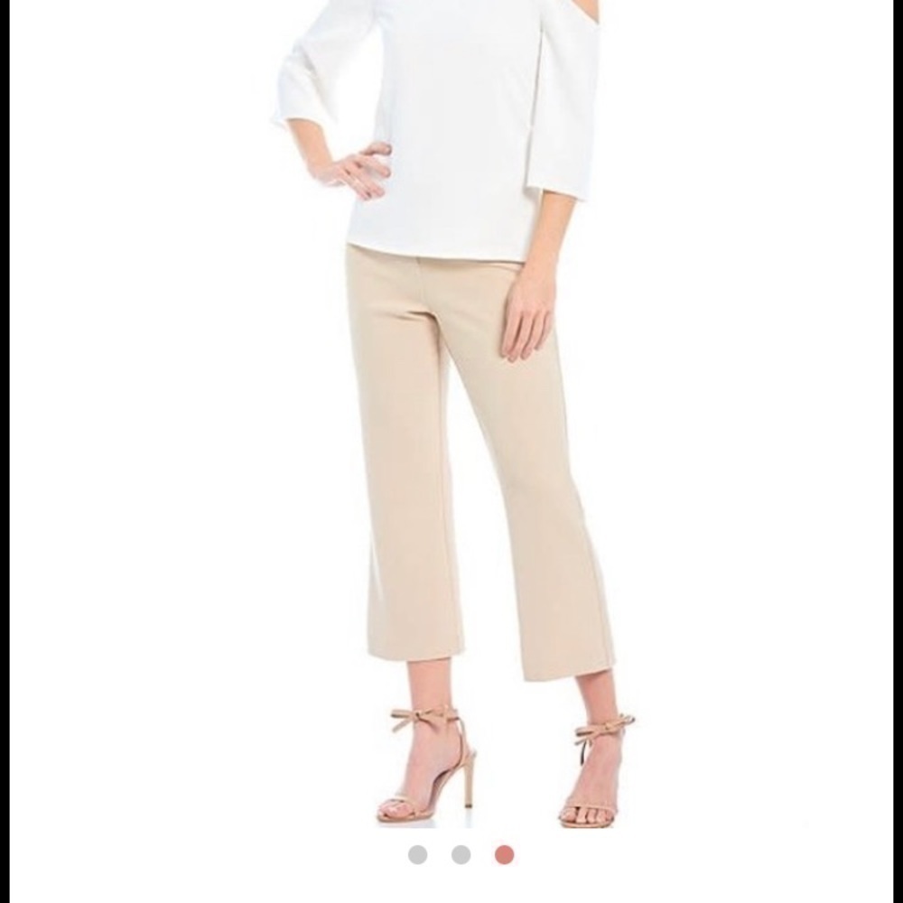 𝅺trina Turk Cropped khaki pants size 4 EUC